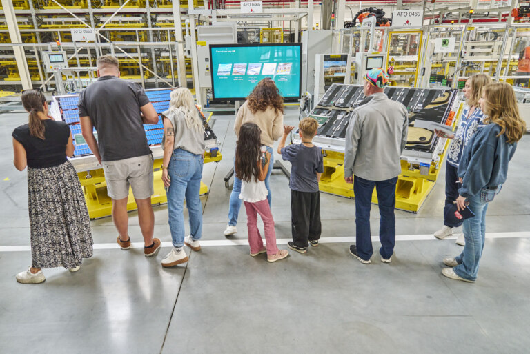 A tour of the new M8 facility for the production of battery systems.