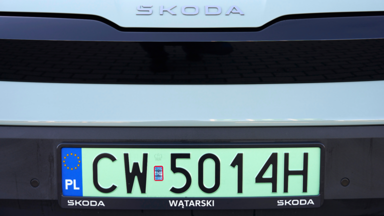 V Poľsku dostávajú elektrické autá evidenčné čísla so svetlozeleným podkladom