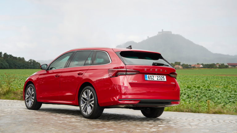 Octavia Arrives with a New Full-Hybrid Powertrain
