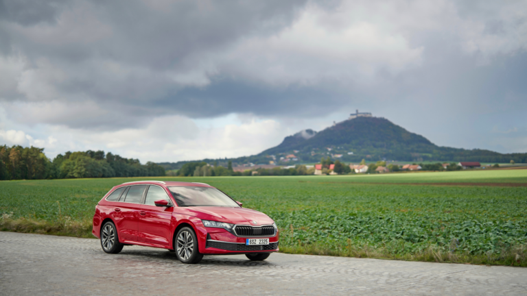 Octavia Arrives with a New Full-Hybrid Powertrain