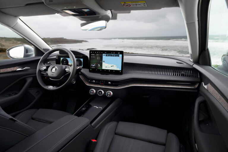 76_skoda_superb_combi_interior_eb2765cd_714f2fd9_6a08a417