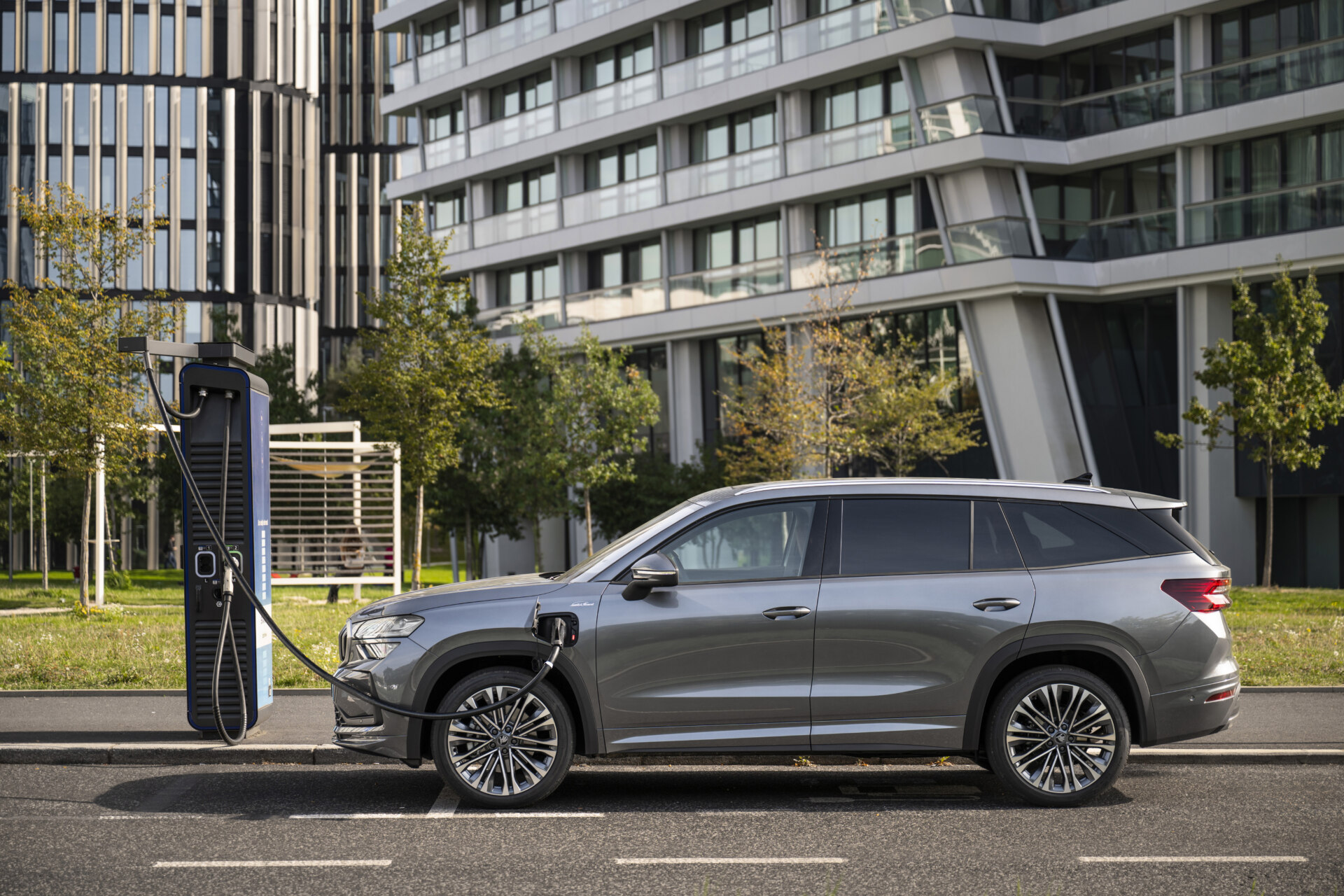 Škoda Kodiaq Laurin & Klement сбоку на зарядной станции