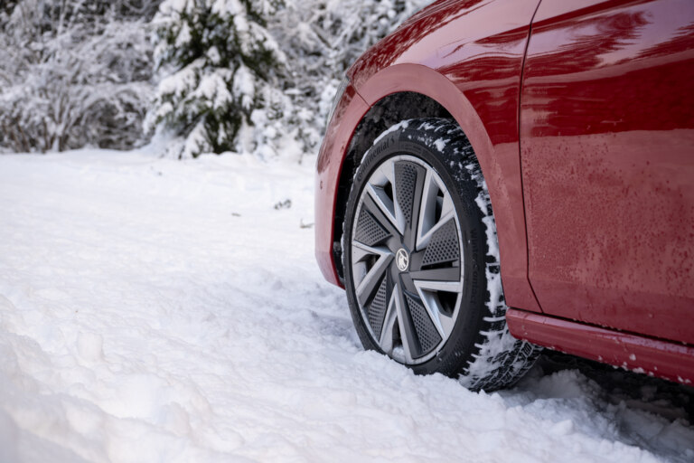 Škoda Auto Slovensko pripravuje vodičov na zimu. Ponúka široký výber pneumatík aj zvýhodnené príslušenstvo